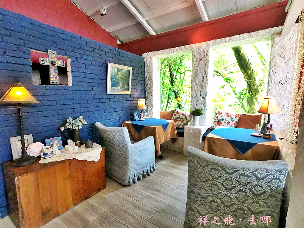 台北士林區│陽明山秘境超美戶外攝影棚、夢幻彩色童話小屋-蒙馬特影像咖啡館