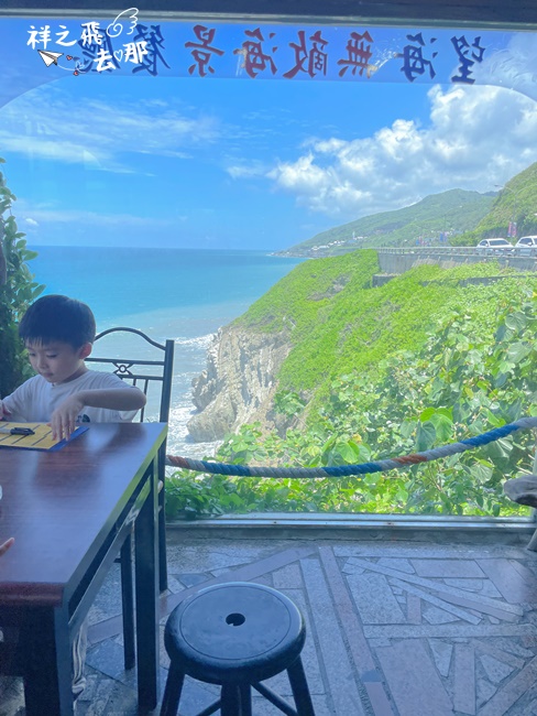 祥之飛去花蓮壽豐美食景點｜懸在峭壁上的無敵海景視野，俯瞰太平洋及懸崖邊的海浪畫面「望海巴耐咖啡餐廳」