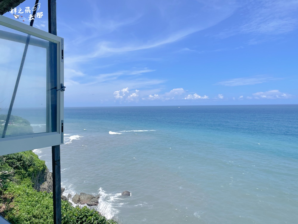 祥之飛去花蓮壽豐美食景點｜懸在峭壁上的無敵海景視野，俯瞰太平洋及懸崖邊的海浪畫面「望海巴耐咖啡餐廳」