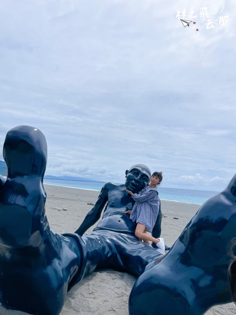 祥之飛去台東太麻里景點｜南迴藝術季-看海的巨人男子與親切的藍白巨拖「千禧曙光紀念園區沙灘」
