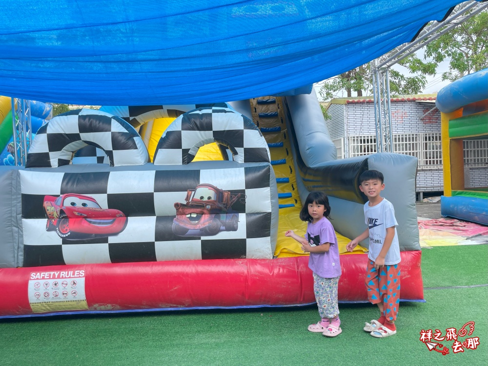 祥之飛去彰化鹿港景點｜喵喵村氣墊水樂園.不限時親子戶外水上樂園.數十種氣墊城堡玩樂