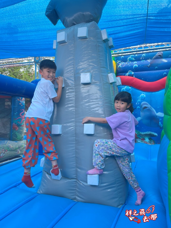 祥之飛去彰化鹿港景點｜喵喵村氣墊水樂園.不限時親子戶外水上樂園.數十種氣墊城堡玩樂