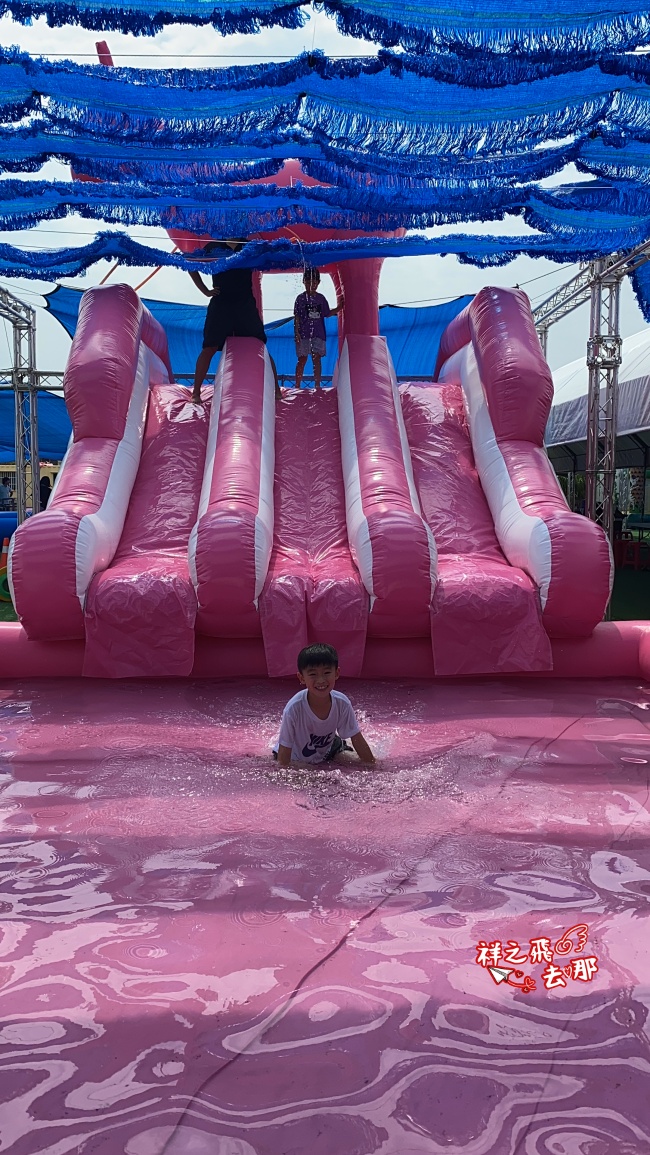 祥之飛去彰化鹿港景點｜喵喵村氣墊水樂園.不限時親子戶外水上樂園.數十種氣墊城堡玩樂