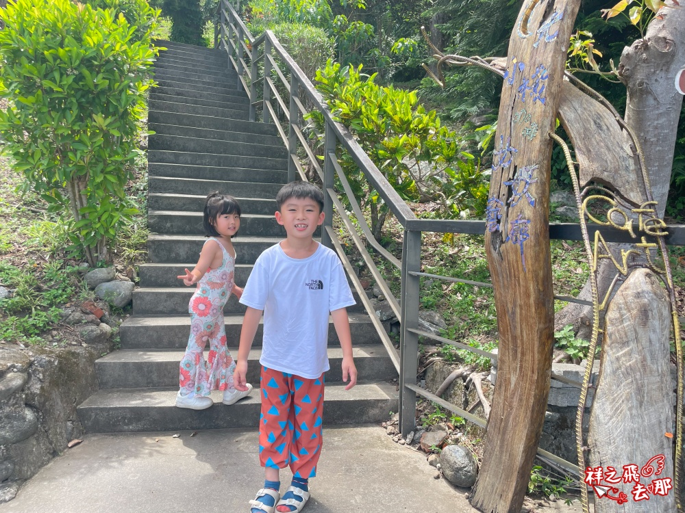 祥之飛去台東東河景點｜第一排海景景觀咖啡廳「月光小棧/ 女妖在說畫藝廊暨咖啡屋」是一處融合藝術與電影文化的空間