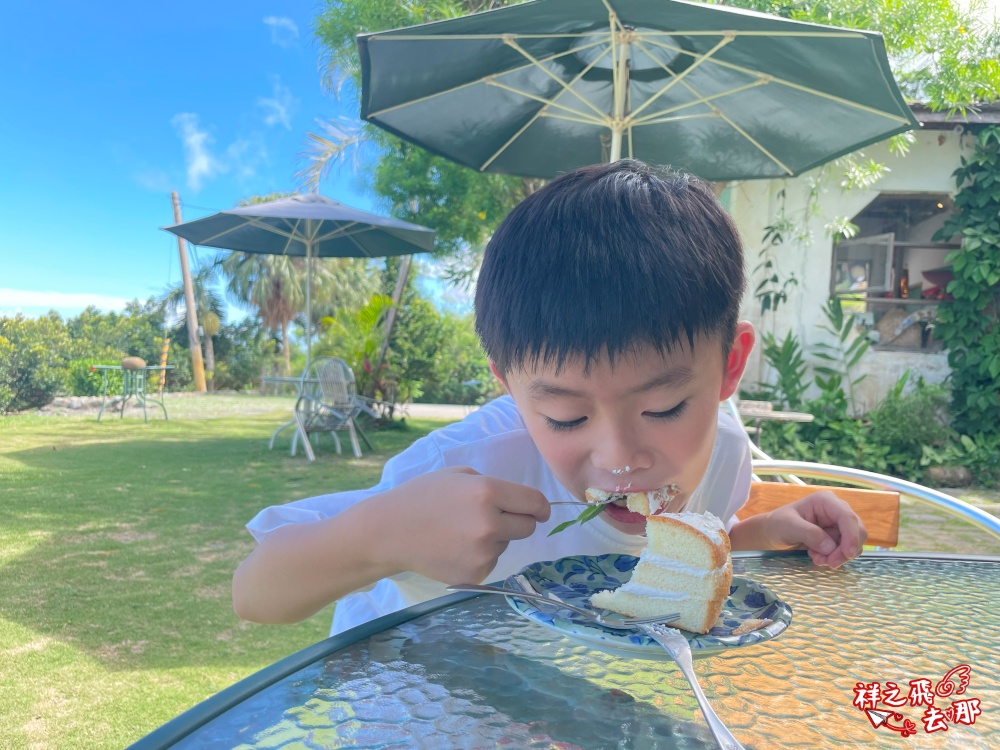 祥之飛去台東東河景點｜第一排海景景觀咖啡廳「月光小棧/ 女妖在說畫藝廊暨咖啡屋」是一處融合藝術與電影文化的空間