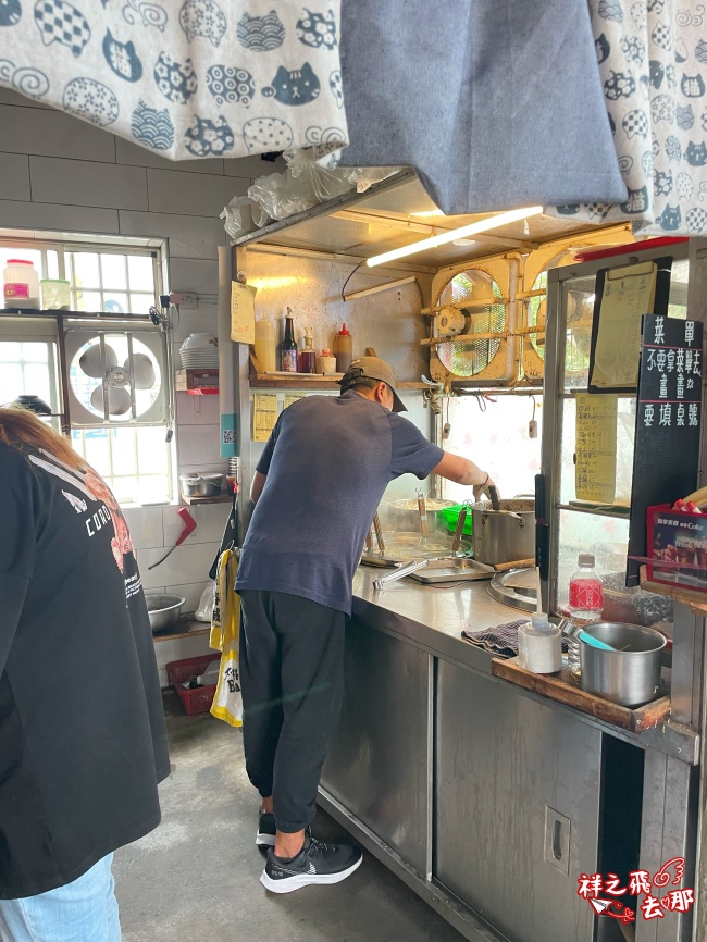 祥之飛去屏東恆春景點｜萬里桐阿嬤麵店.海景第一排.藏在潛水勝地的40年老味道