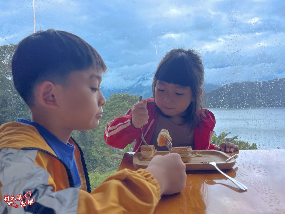 祥之飛去桃園大溪景點｜石門水庫270度落地窗景觀餐廳「環湖咖啡 好食2號店」.全新打造日式禪風座位區