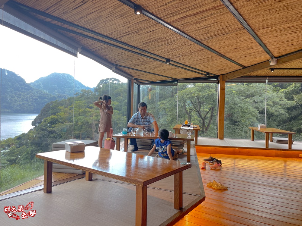 祥之飛去桃園大溪景點｜石門水庫270度落地窗景觀餐廳「環湖咖啡 好食2號店」.全新打造日式禪風座位區