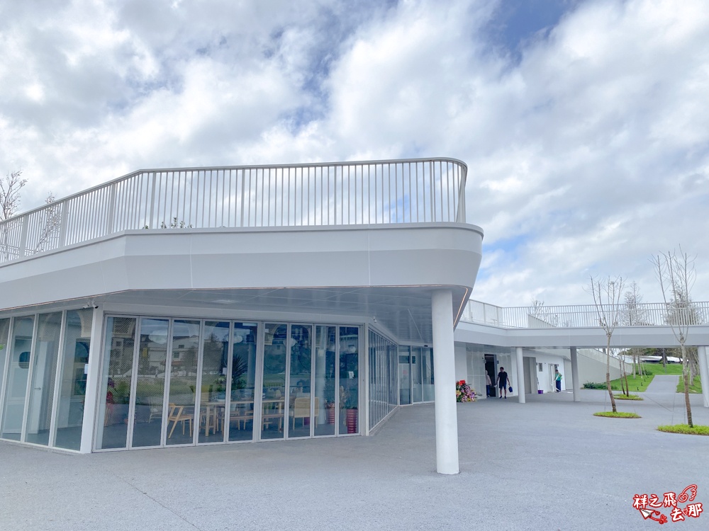 祥之飛去桃園大園景點｜華興池生態埤塘公園湖邊「The QiAO 喬寓咖啡」看飛機純白系玻璃咖啡廳