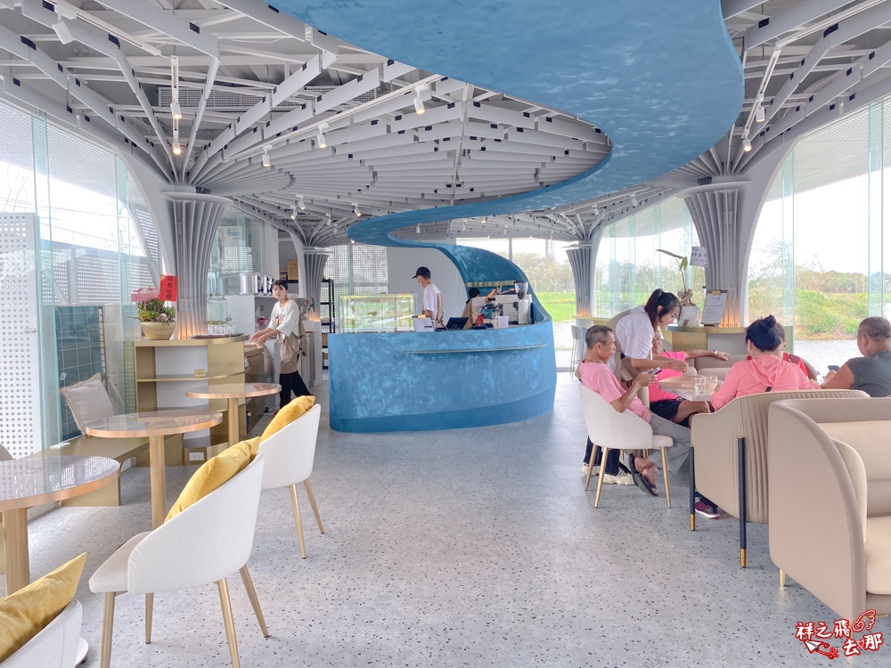 祥之飛去桃園大園景點｜華興池生態埤塘公園湖邊「The QiAO 喬寓咖啡」看飛機純白系玻璃咖啡廳