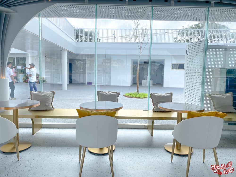祥之飛去桃園大園景點｜華興池生態埤塘公園湖邊「The QiAO 喬寓咖啡」看飛機純白系玻璃咖啡廳