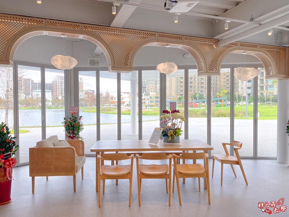 祥之飛去桃園大園景點｜華興池生態埤塘公園湖邊「The QiAO 喬寓咖啡」看飛機純白系玻璃咖啡廳