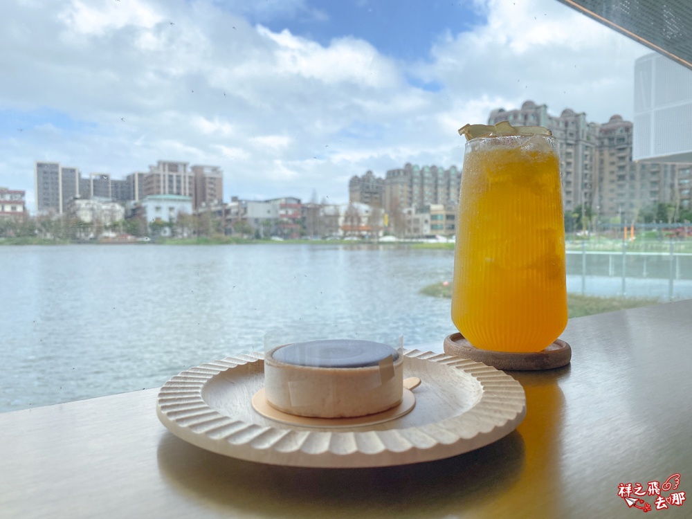 祥之飛去桃園大園景點｜華興池生態埤塘公園湖邊「The QiAO 喬寓咖啡」看飛機純白系玻璃咖啡廳