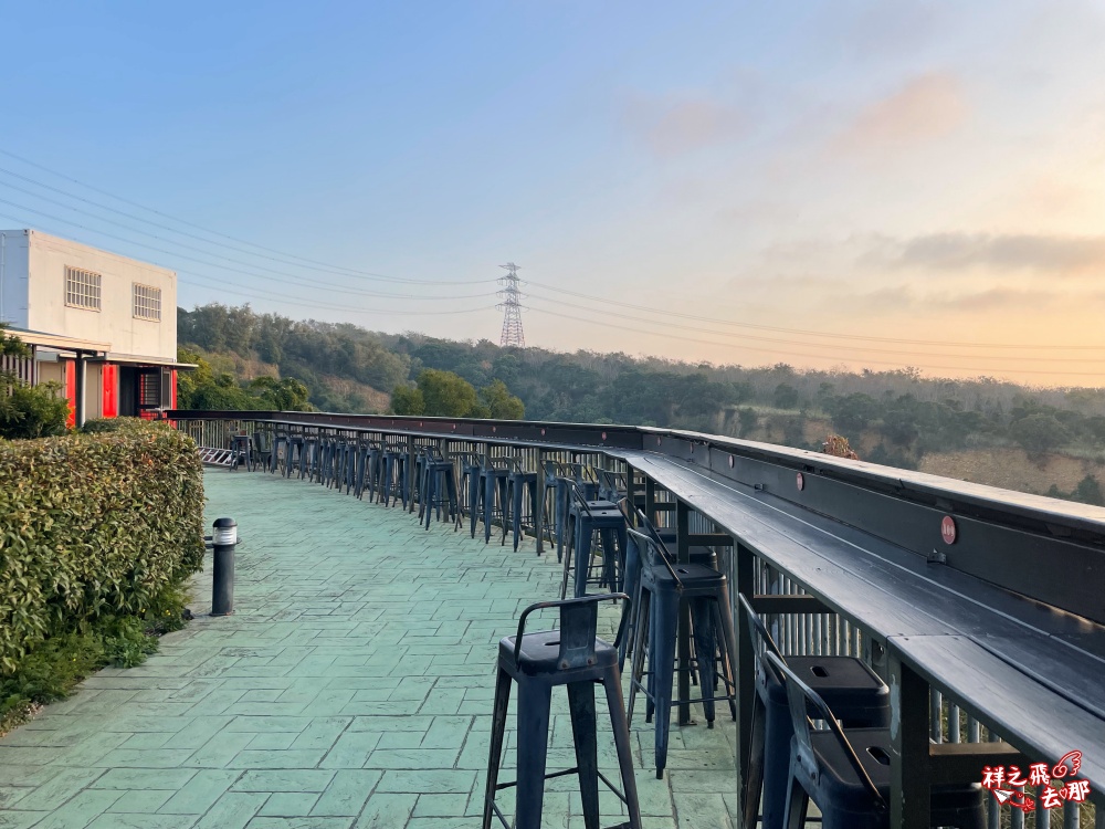 祥之飛去台中沙鹿景點｜「覓覓基地-帆杋望海」低消一杯飲品享受百萬無敵夜景