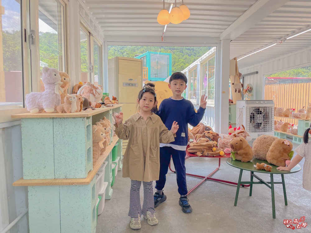 祥之飛去新北石碇景點｜萌萌森林物語親子餵食黑鼻羊、水豚君、狐獴、羊駝全攻略｜台北小型牧場推薦！
