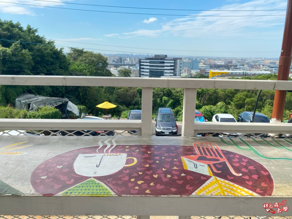 祥之飛去桃園蘆竹景點｜秘覓良品山上花兒開了.五酒桶山登山口旁.懶骨頭椅X無敵山景.秘境景觀咖啡廳推薦