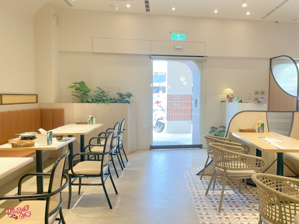 祥之飛去苗栗美食景點｜快樂蘇打苗栗店>苗栗火車站旁最美人氣複合式餐廳推薦，平價大份量聚餐好選擇