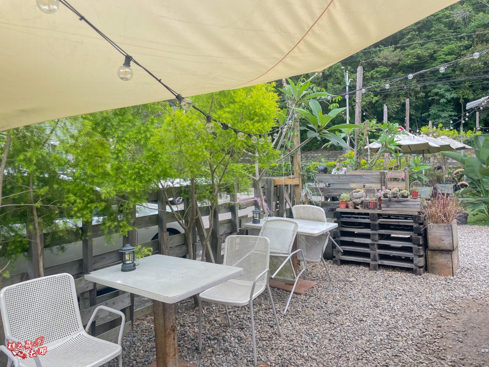 祥之飛去桃園龍潭景點｜茉莉花園caf’e森林系咖啡廳推薦.三坑老街旁田園風玻璃屋.寵物友善露營系咖啡