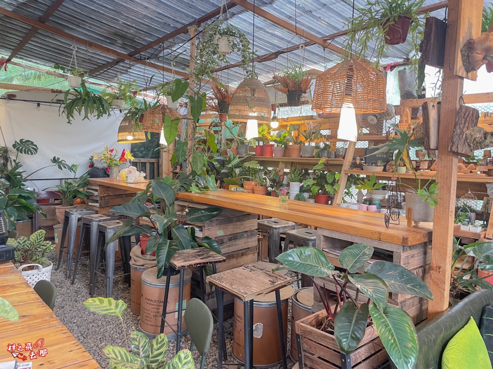 祥之飛去桃園龍潭景點｜茉莉花園caf’e森林系咖啡廳推薦.三坑老街旁田園風玻璃屋.寵物友善露營系咖啡