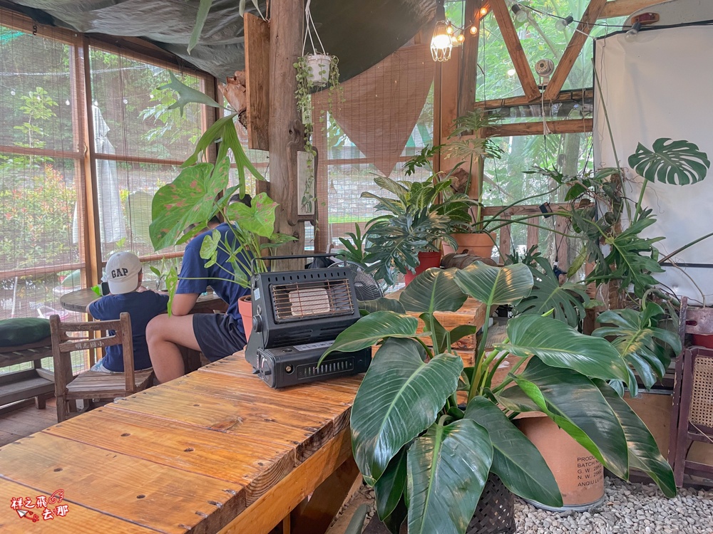祥之飛去桃園龍潭景點｜茉莉花園caf’e森林系咖啡廳推薦.三坑老街旁田園風玻璃屋.寵物友善露營系咖啡