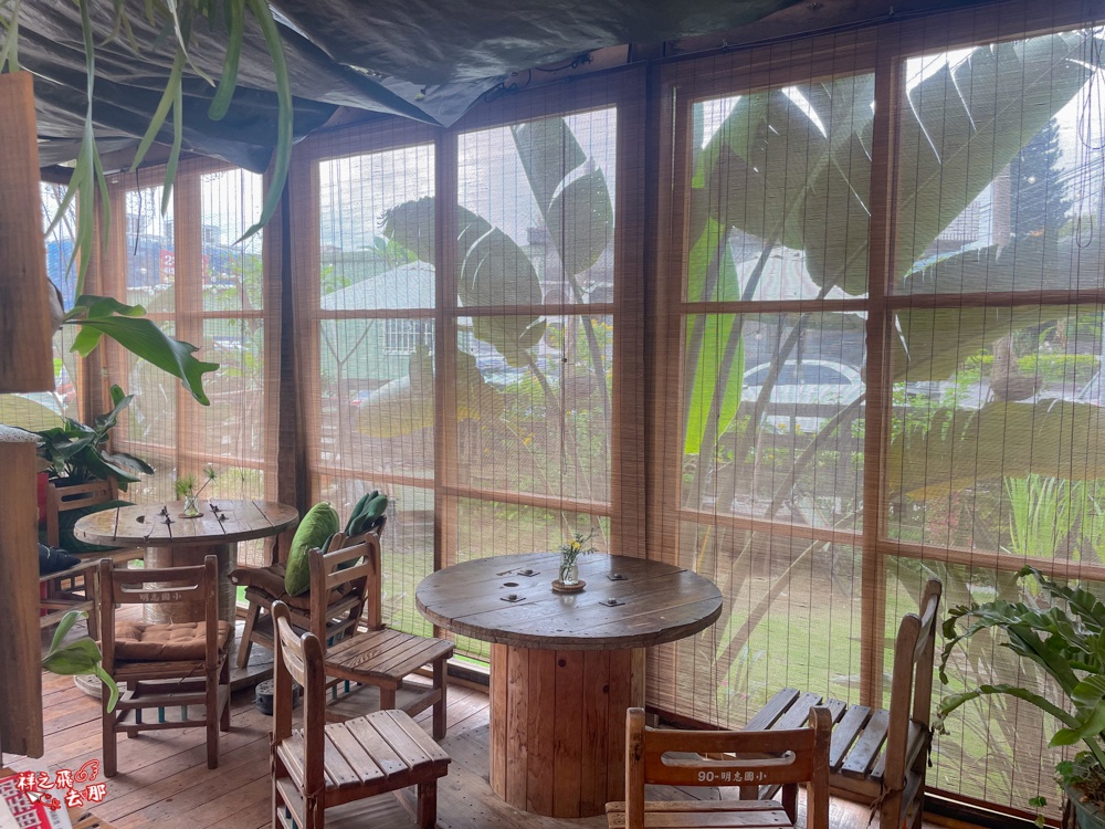 祥之飛去桃園龍潭景點｜茉莉花園caf’e森林系咖啡廳推薦.三坑老街旁田園風玻璃屋.寵物友善露營系咖啡