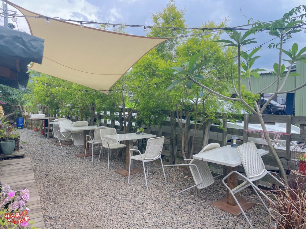 祥之飛去桃園龍潭景點｜茉莉花園caf’e森林系咖啡廳推薦.三坑老街旁田園風玻璃屋.寵物友善露營系咖啡