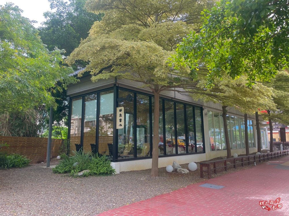 祥之飛去苗栗頭份景點｜恩琲咖啡Onffee頭份店咖啡廳推薦.森林系玻璃屋+露營風+RT麵包