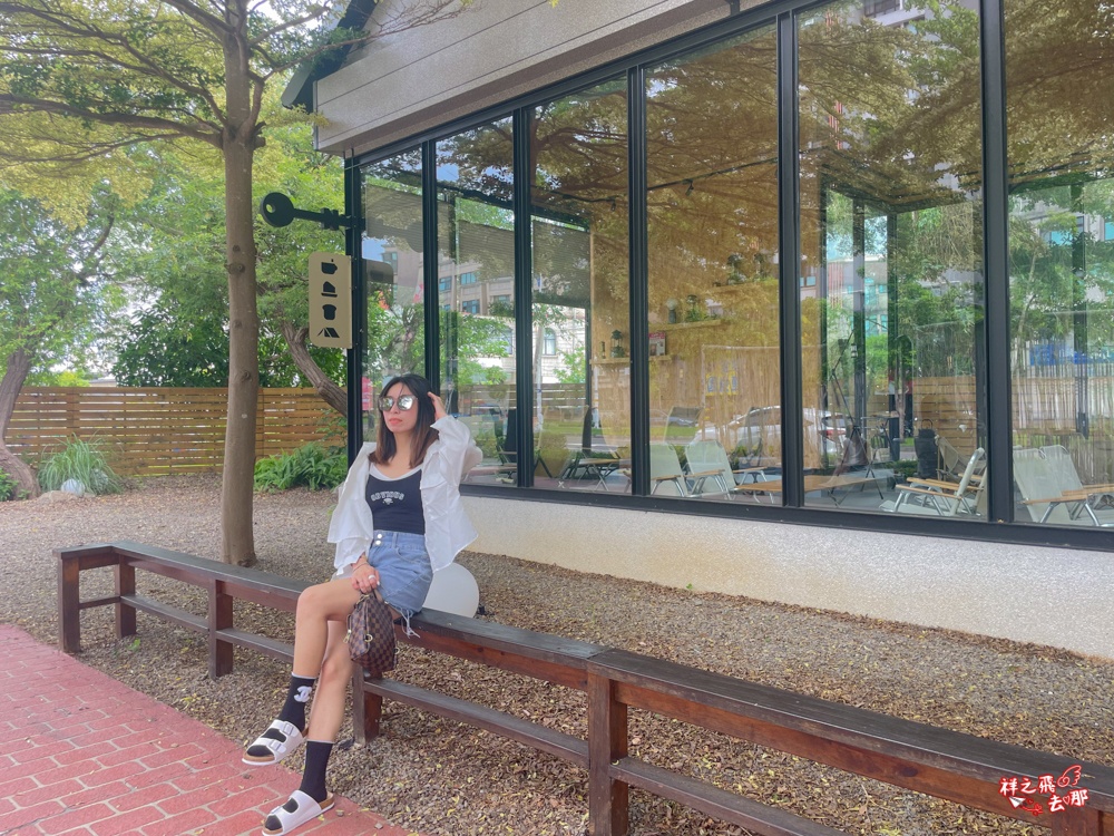 祥之飛去苗栗頭份景點｜恩琲咖啡Onffee頭份店咖啡廳推薦.森林系玻璃屋+露營風+RT麵包