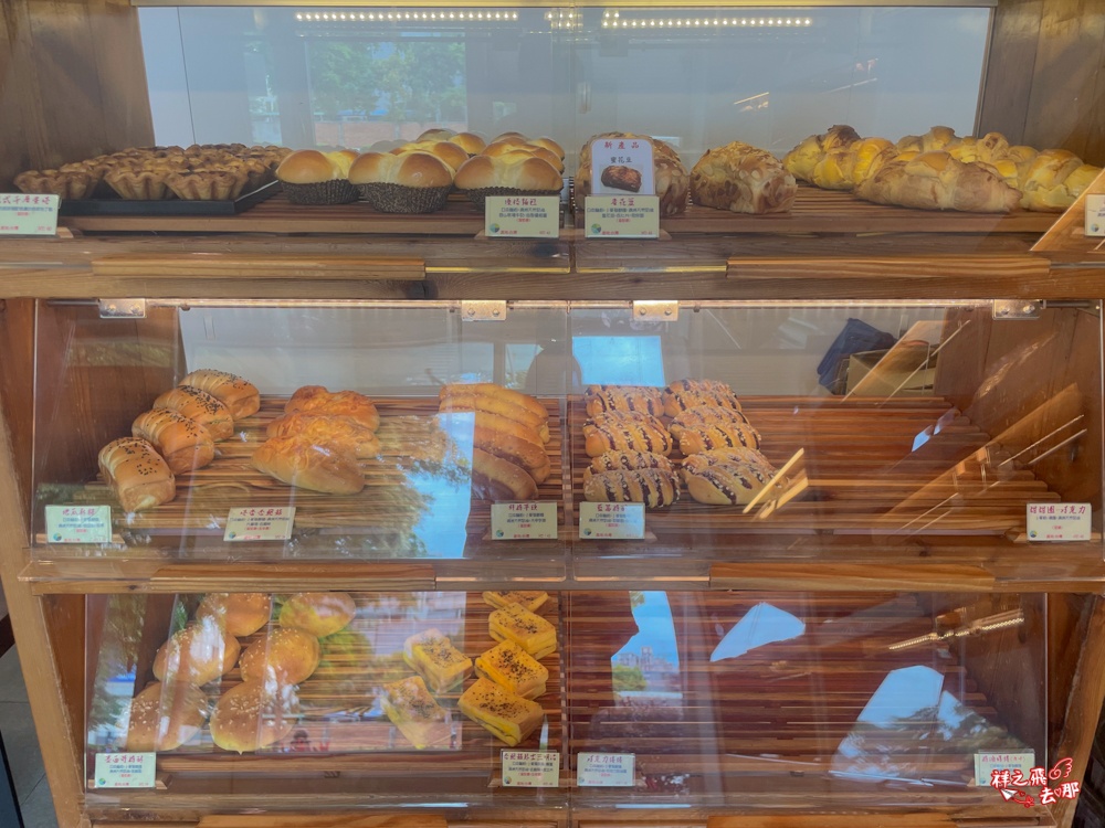 祥之飛去苗栗頭份景點｜恩琲咖啡Onffee頭份店咖啡廳推薦.森林系玻璃屋+露營風+RT麵包