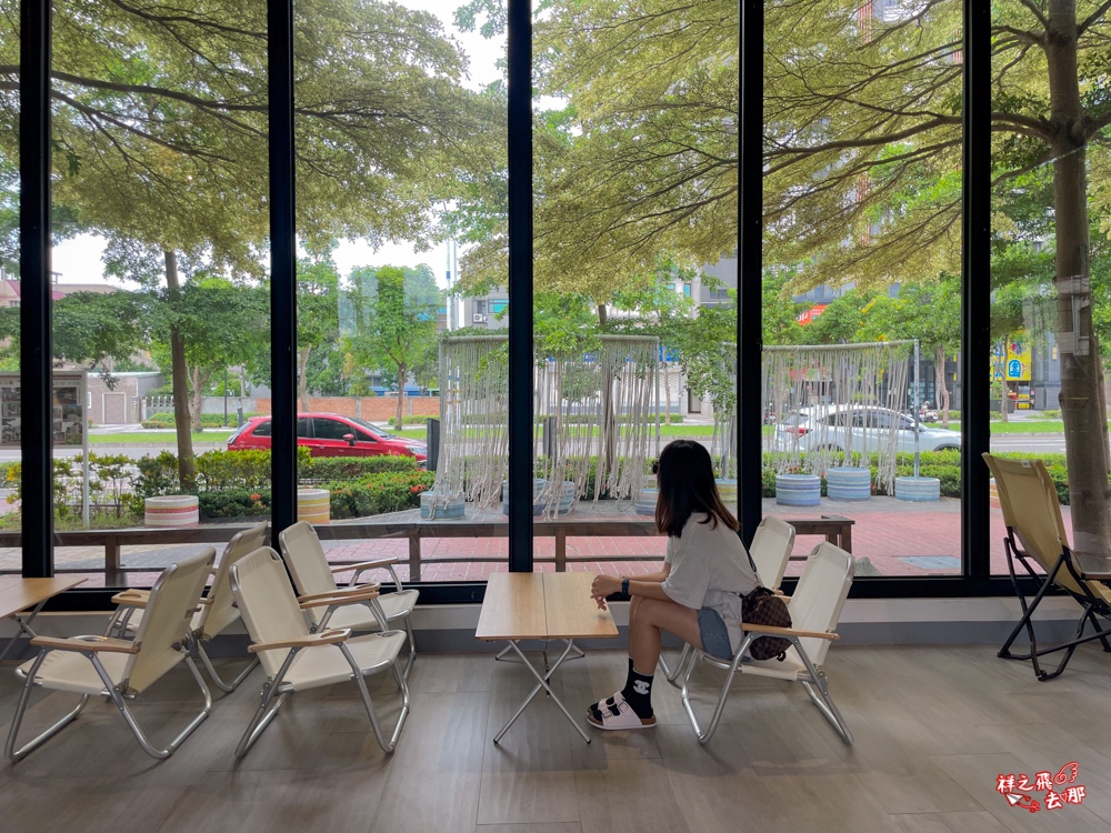 祥之飛去苗栗頭份景點｜恩琲咖啡Onffee頭份店咖啡廳推薦.森林系玻璃屋+露營風+RT麵包