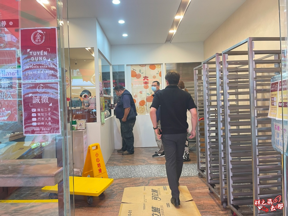 祥之飛去桃園龜山景點｜金時代專業烘焙.限購毛毛蟲麵包及香頌麵包.代購最夯的食物