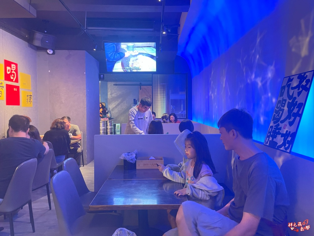 祥之飛去桃園美食景點｜湘記小龍蝦｜桃園火車站美食推薦.活蝦現撈麻辣小龍蝦＋串燒＋烤魚，親子聚餐好去處！