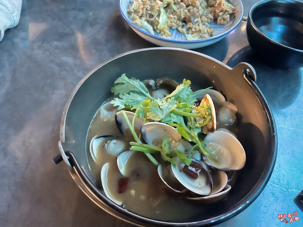 祥之飛去桃園美食景點｜湘記小龍蝦｜桃園火車站美食推薦.活蝦現撈麻辣小龍蝦＋串燒＋烤魚，親子聚餐好去處！