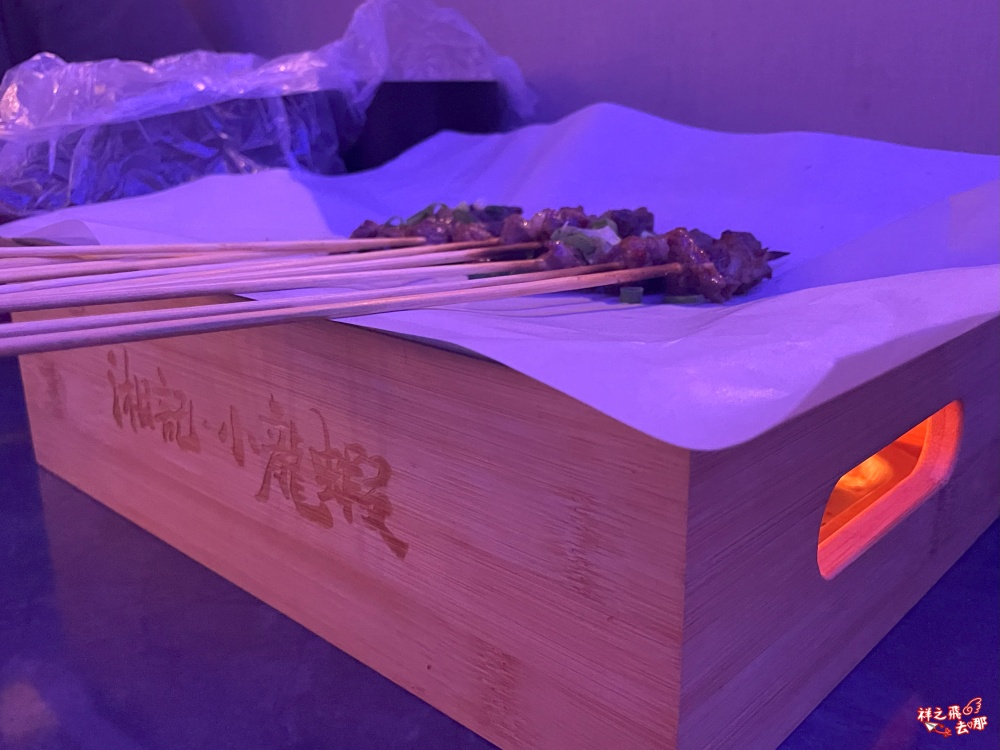 祥之飛去桃園美食景點｜湘記小龍蝦｜桃園火車站美食推薦.活蝦現撈麻辣小龍蝦＋串燒＋烤魚，親子聚餐好去處！