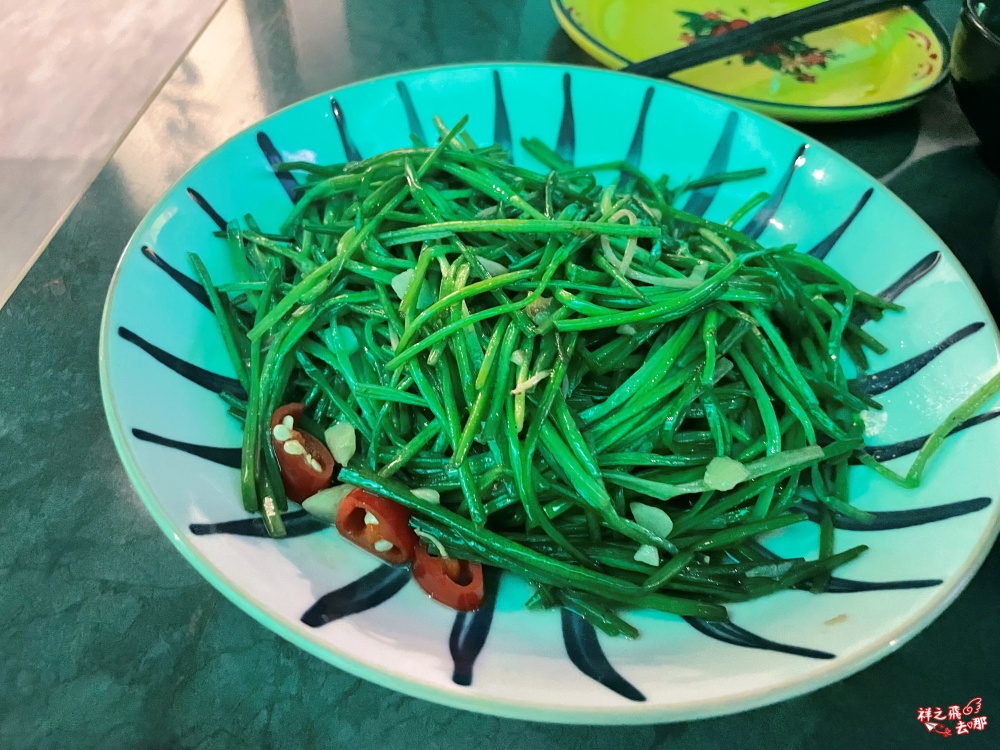 祥之飛去桃園美食景點｜湘記小龍蝦｜桃園火車站美食推薦.活蝦現撈麻辣小龍蝦＋串燒＋烤魚，親子聚餐好去處！