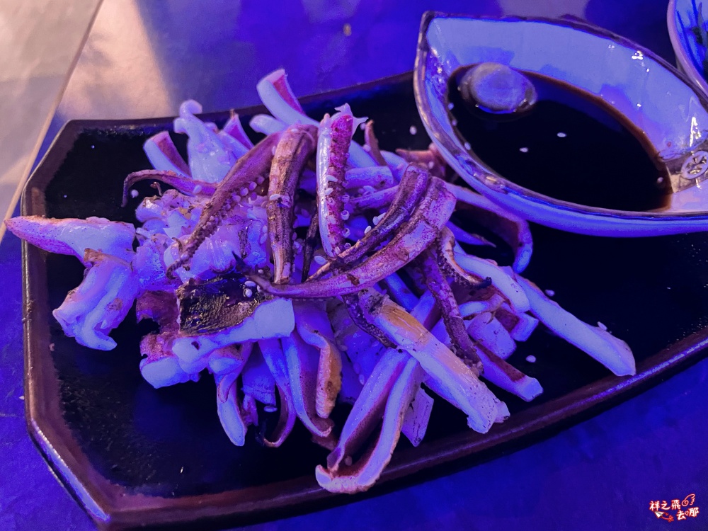 祥之飛去桃園美食景點｜湘記小龍蝦｜桃園火車站美食推薦.活蝦現撈麻辣小龍蝦＋串燒＋烤魚，親子聚餐好去處！