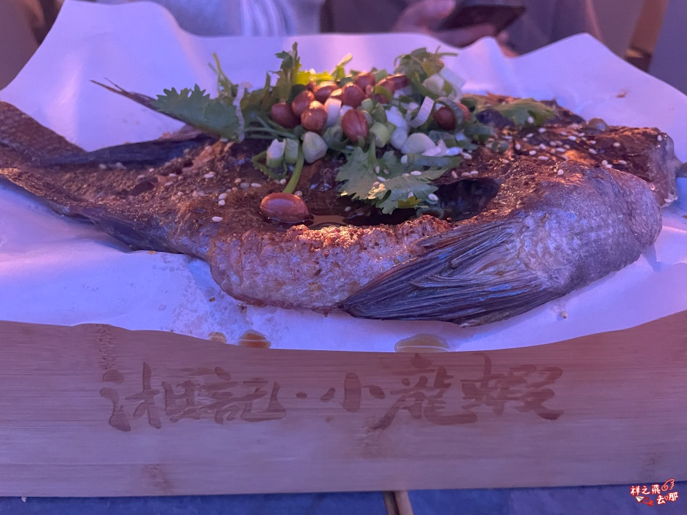 祥之飛去桃園美食景點｜湘記小龍蝦｜桃園火車站美食推薦.活蝦現撈麻辣小龍蝦＋串燒＋烤魚，親子聚餐好去處！