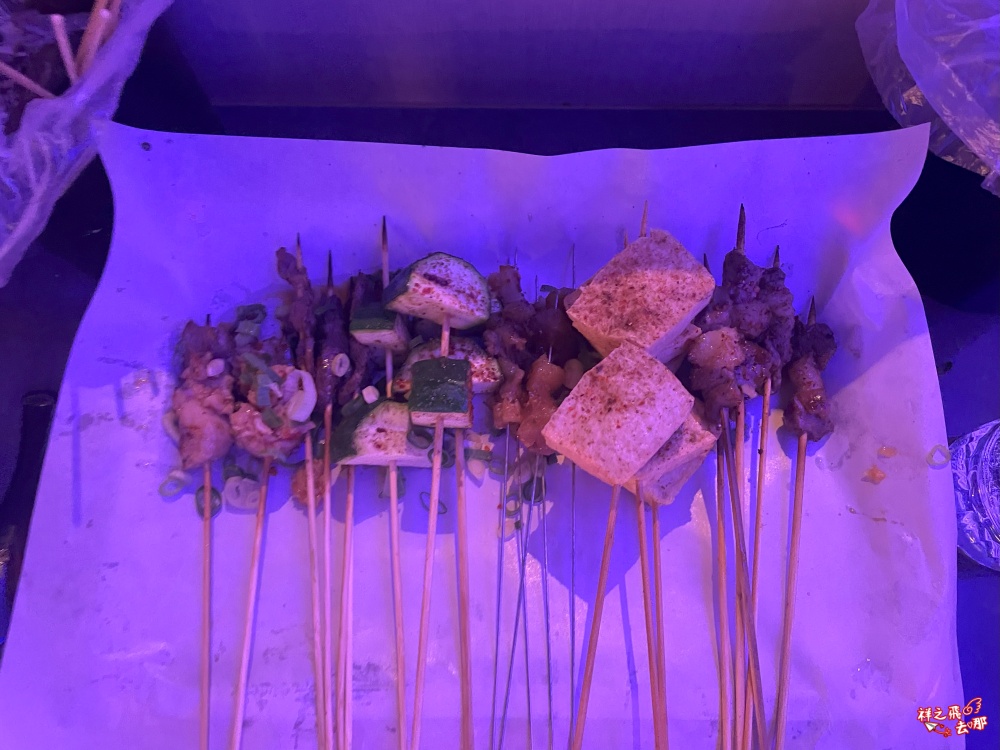 祥之飛去桃園美食景點｜湘記小龍蝦｜桃園火車站美食推薦.活蝦現撈麻辣小龍蝦＋串燒＋烤魚，親子聚餐好去處！