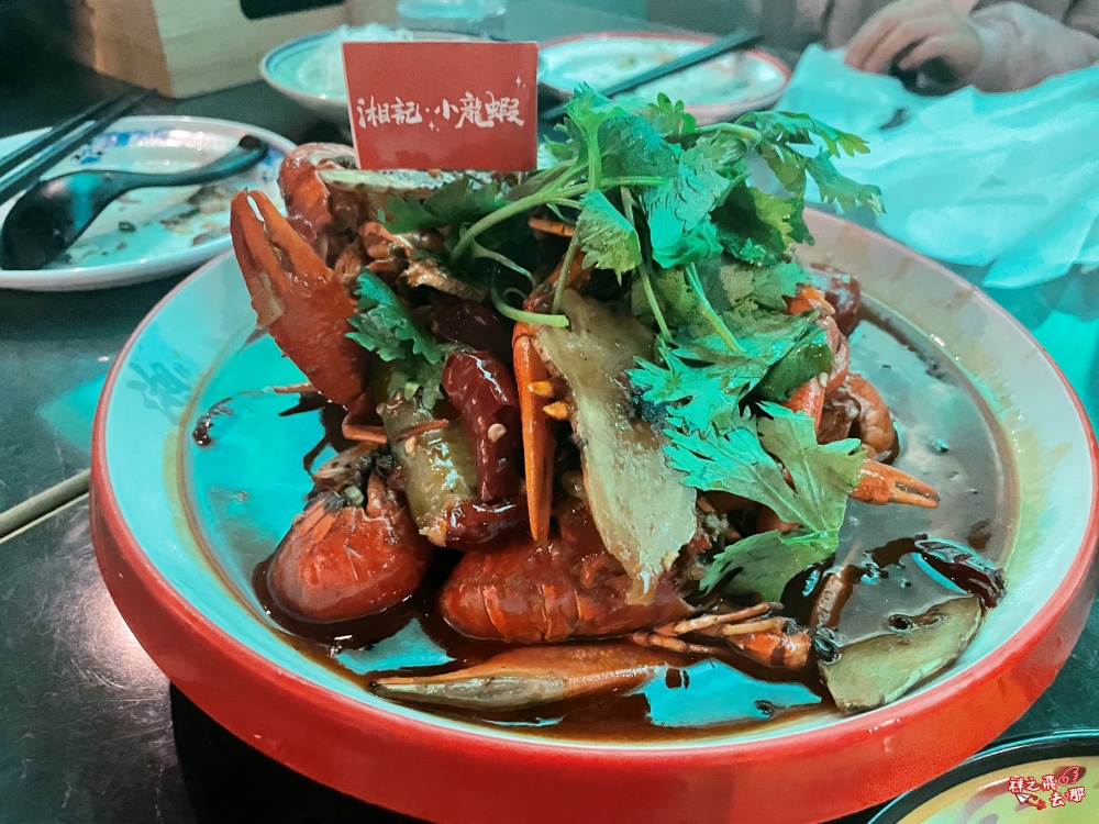 祥之飛去桃園美食景點｜湘記小龍蝦｜桃園火車站美食推薦.活蝦現撈麻辣小龍蝦＋串燒＋烤魚，親子聚餐好去處！