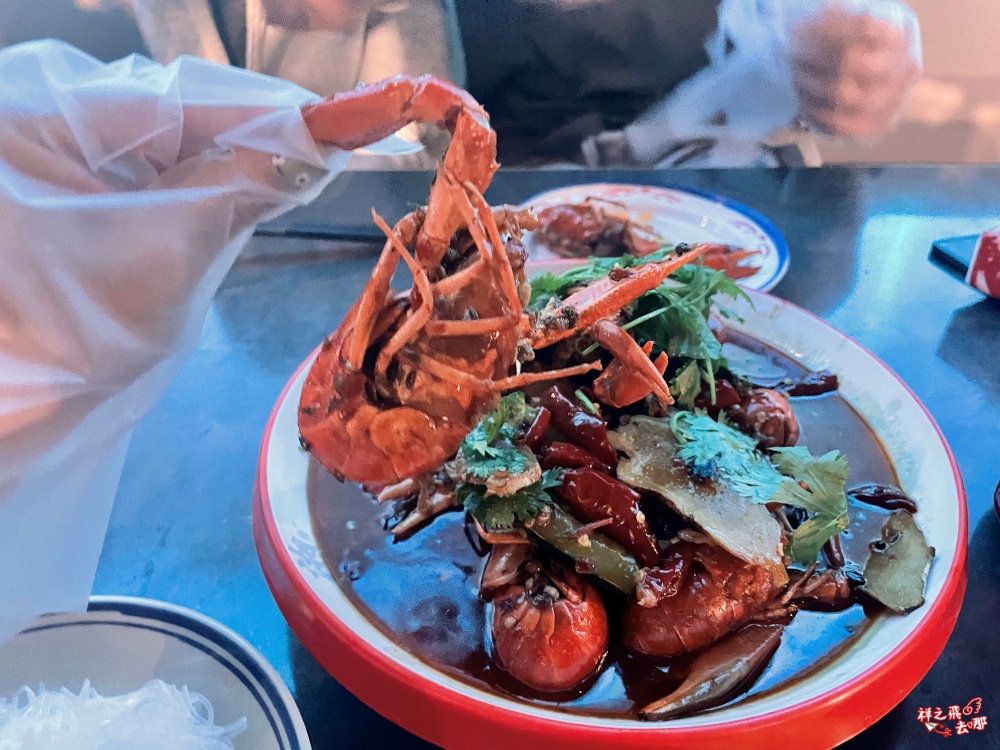 祥之飛去桃園美食景點｜湘記小龍蝦｜桃園火車站美食推薦.活蝦現撈麻辣小龍蝦＋串燒＋烤魚，親子聚餐好去處！