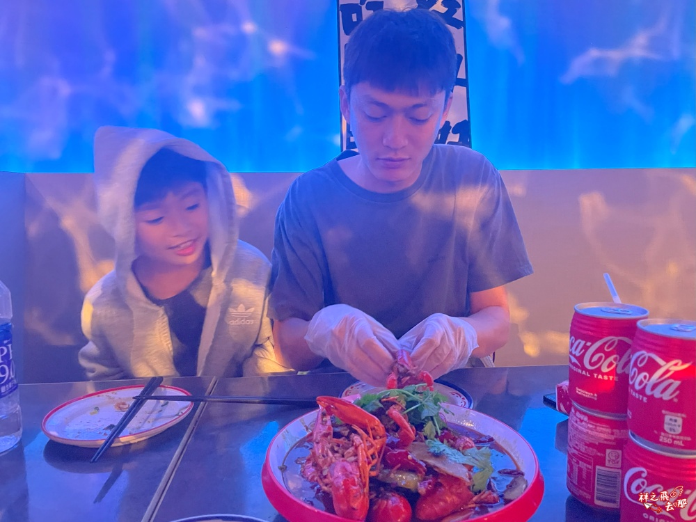 祥之飛去桃園美食景點｜湘記小龍蝦｜桃園火車站美食推薦.活蝦現撈麻辣小龍蝦＋串燒＋烤魚，親子聚餐好去處！