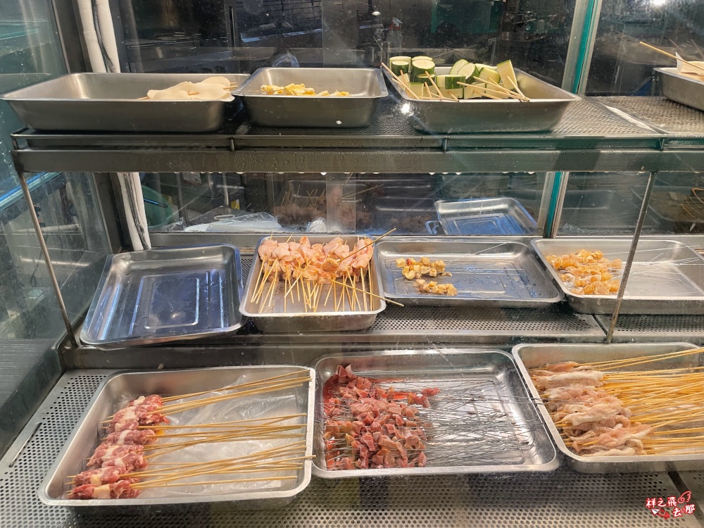 祥之飛去桃園美食景點｜湘記小龍蝦｜桃園火車站美食推薦.活蝦現撈麻辣小龍蝦＋串燒＋烤魚，親子聚餐好去處！